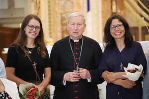 biskup jan zając ze świeckimi misjonarkami